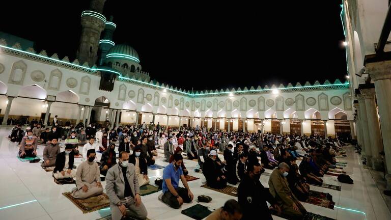 بسبب كورونا مصر تمنع صلاة التهجد في المساجد هذا العام