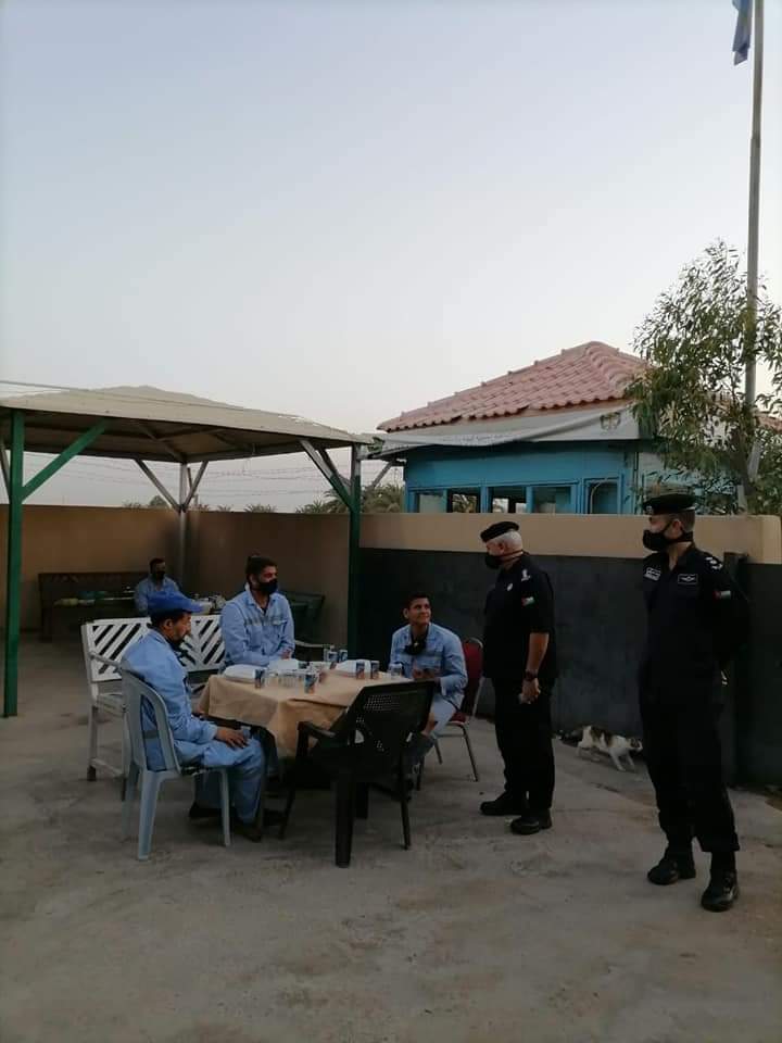 الشرطه المجتمعيه توزع وجبات الإفطار على عمال الوطن في العقبة