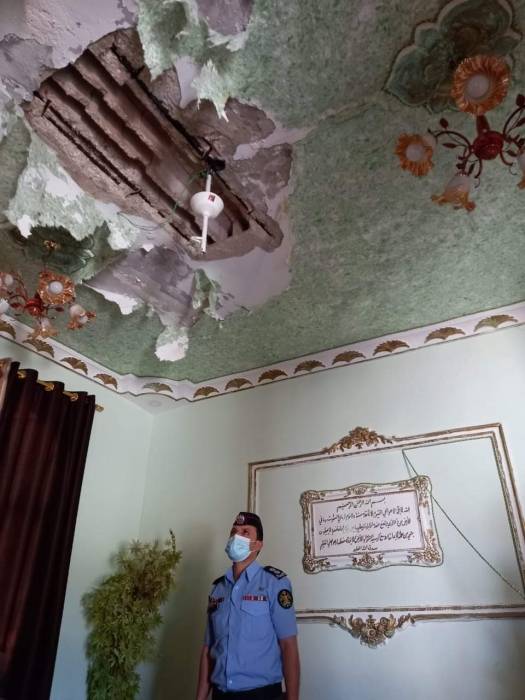 الشرطة المجتمعية تلبي نداء استغاثة لإحدى العائلات نتيجة انهيار أجزاء من منزلهم .