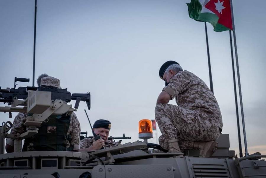 الملك يشارك مرتبات كتيبة الدبابات الثالثة الملكية مأدبة الإفطار... صور