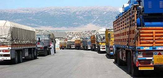 سائقو الشاحنات يحتجون على منع دخولهم للسعودية.. ويطالبون الحكومة بالمعاملة بالمثل