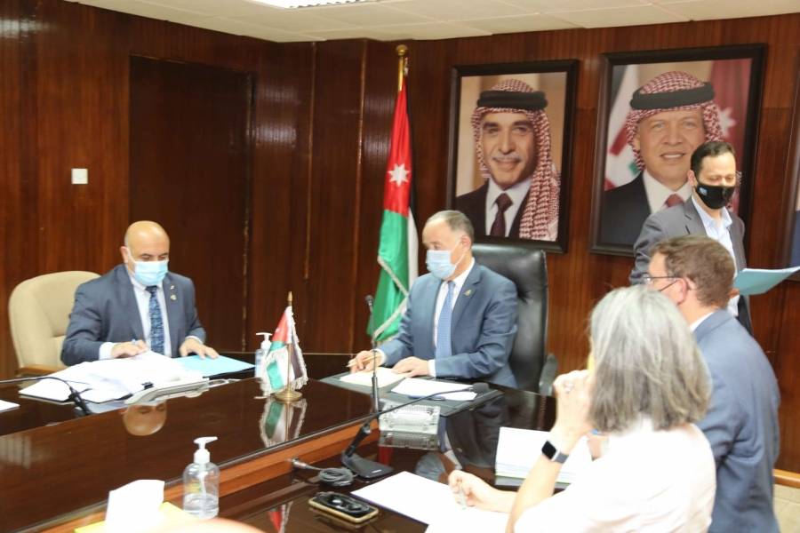 وزير المياه والري يرعى توقيع اتفاقية مشاريع مائية بقيمة 22 مليون دولار