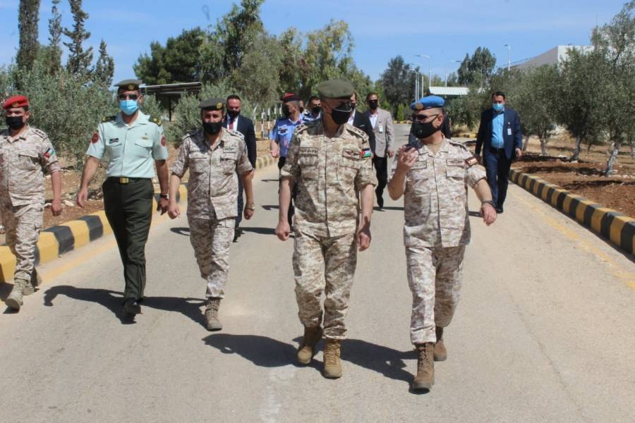 العميد الشديفات يرعى حفل تخريج دورة الأمن والحماية الخاصة...صور