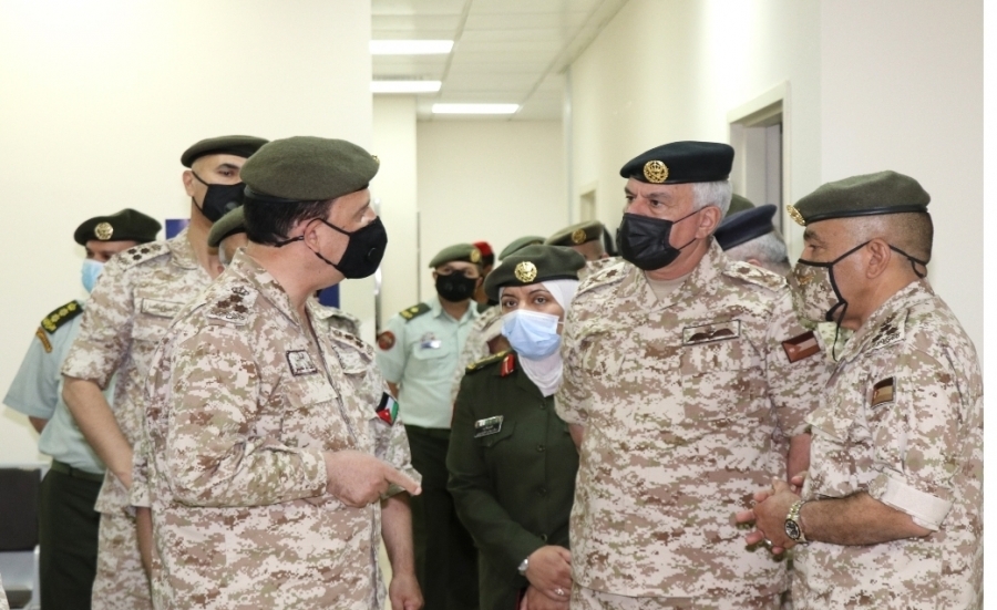 رئيس هيئة الأركان يوجه بتقدم افضل الخدمات العلاجية والطيبه  للمواطنين... صور