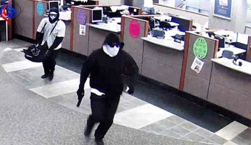 عاجل... شخص سلب مبلغاً مالياً من أحد البنوك في عمان... والأمن يتدخل