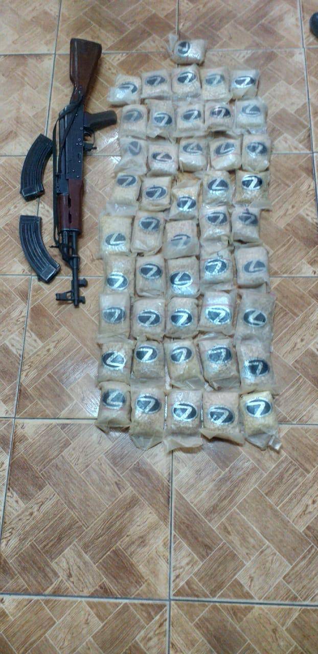 ضبط 100 الف حبة مخدرة وسلاح ناري اتوماتيكي بحوزة احد تجار المواد المخدرة  البادية الشمالية.