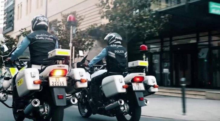 رقيبا سير يعيدان طفلة تائهة لوالدتها في إربد