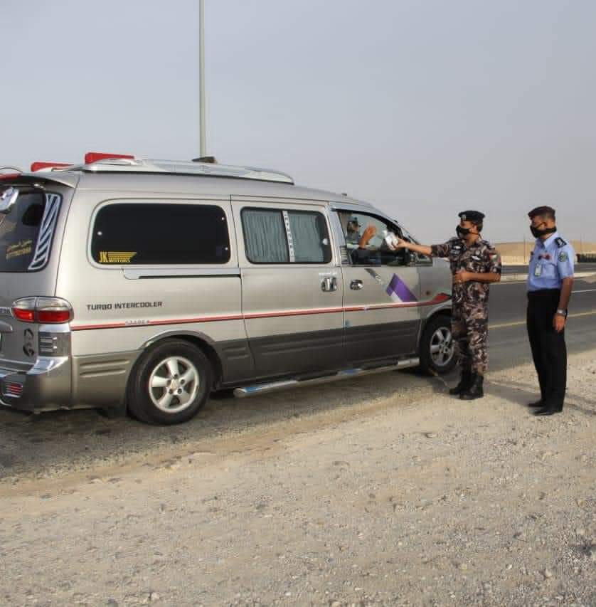 مرتبات الأمن العام توزع التمر والماء على السائقين بالطريق الصحراوي