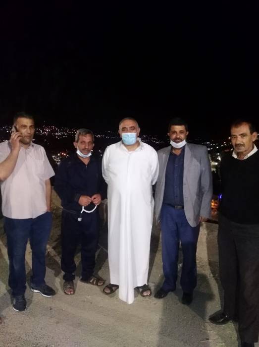 طفل يسقط من أعلى جدار في عجلون رئيس اللامركزية المومني يتبرع في أصلاحه