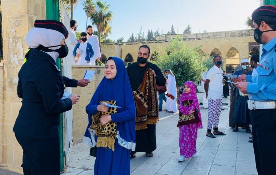 الأمن العام يواصل توفير الأمن ويشارك في صلاة العيد ويهنئ المواطنين.