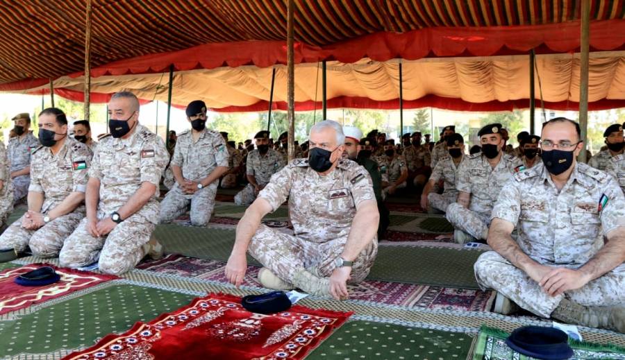 رئيس هيئة الأركان يشارك  كتيبة الأمير هاشم بن الحسين المدفعية20 فرحة عيد الفطر السعيد... صور