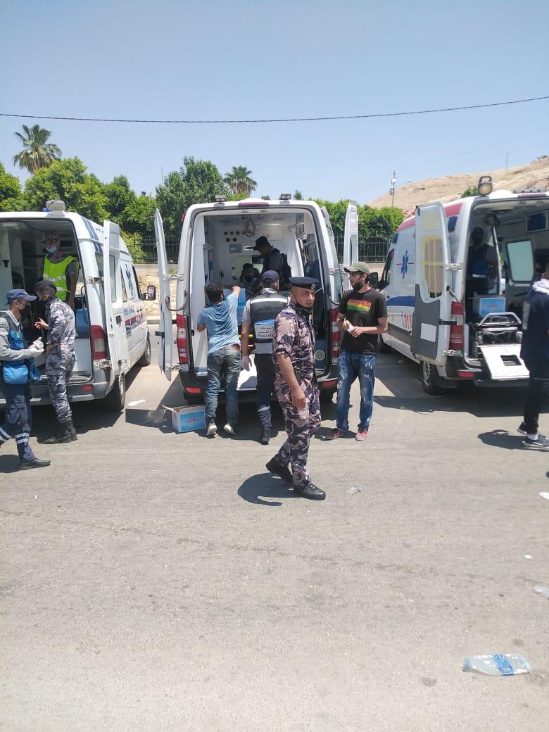 الدفاع المدني يقدم خدمات الاسعاف وتوزع  المياة المتظاهرين في الشونة... صور