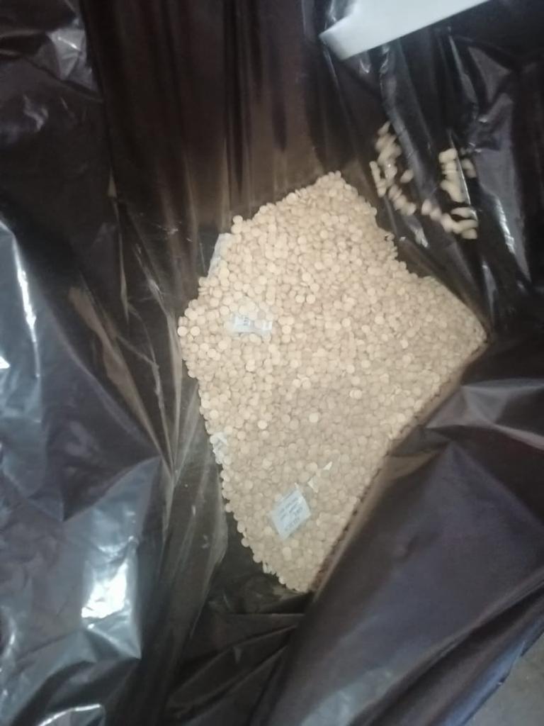 الجمارك والأجهزة الامنية وإدارة المخدرات يحبطون  تهريب (٣٧) كغم من المخدرات في مركز جمرك جابر.. صور وفيديو