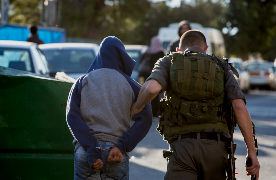 عاجل : الاحتلال يعلن اعتقال أردنيين اجتازا الحدود و بحوزتهما سكاكين .. صور