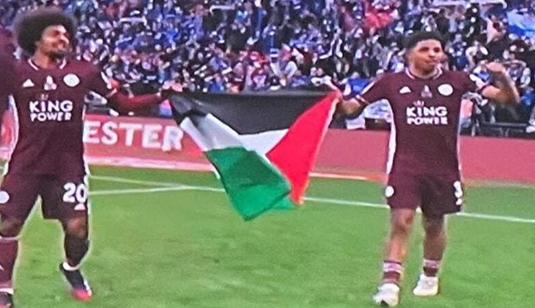 علم فلسطين يظهر خلال احتفالات لاعبي ليستر بكأس الاتحاد الإنجليزي