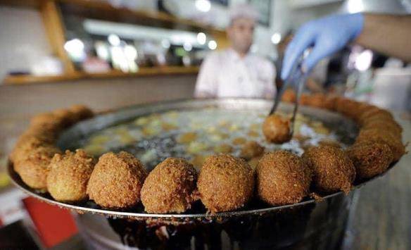 مطالبة بتخفيض ضريبة المبيعات على المطاعم