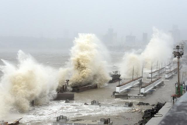 Monster cyclone heads for COVIDstricken India