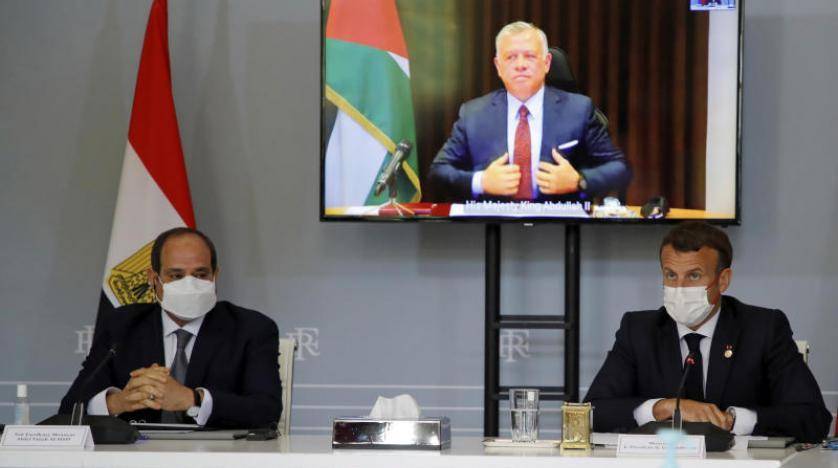 الملك يجري مباحثات عبر تقنية الاتصال المرئي مع الرئيسين المصري والفرنسي.