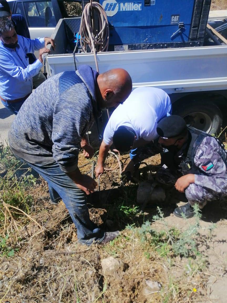 وزارة المياه والري ضبط اعتداءات على خطوط مزودة لمياه الشرب في الشمال لتزويد مزرعة ابقار ومعمل طوب