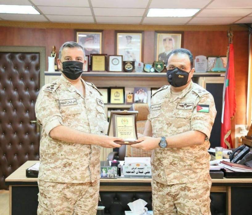 العميد الدعجه يكرم مدير الثقافة العسكرية السابق...صور