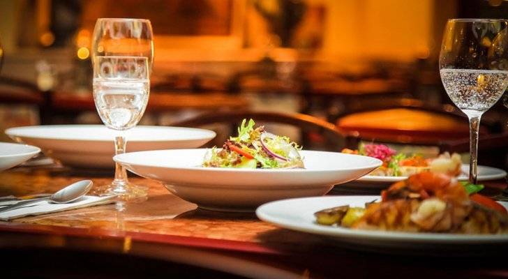 مطاعم شعبية تبيع منتجاتها باسعار سياحية