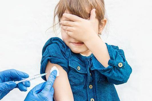 الصحة: ندرس تطعيم الأطفال