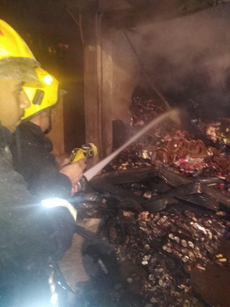 الدفاع المدني يخمد حريق مستودع في محافظة العاصمة... صور