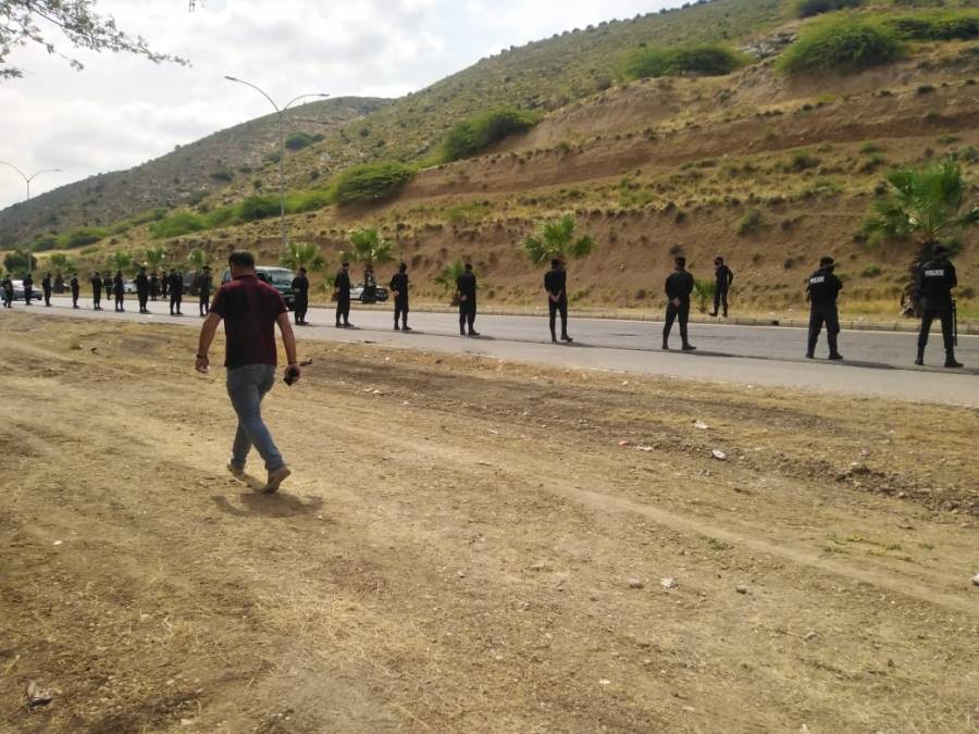 عاجل : بالفيديو والصور .. انتشار أمني ونقاط غلق على طريق الباقورة