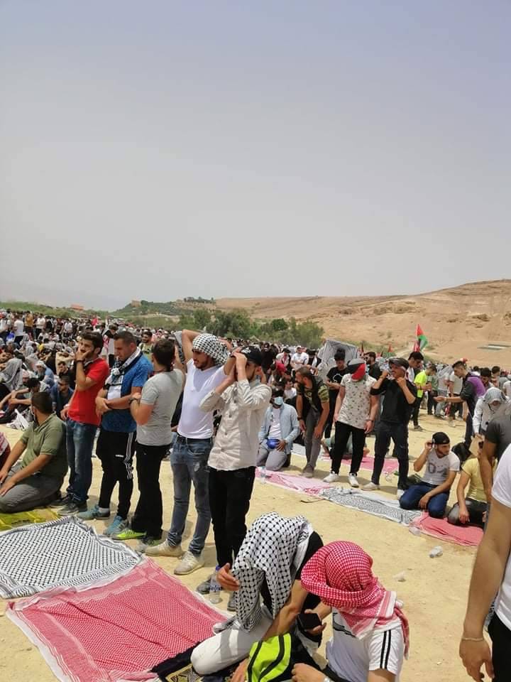 الأردنيون يؤدون فرض صلاة الجمعة على الحدود