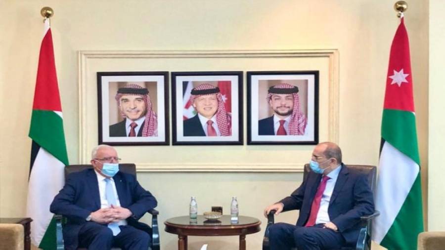 الصفدي ونظيره الفلسطيني يبحثان جهود مواجهة انتهاكات الاحتلال