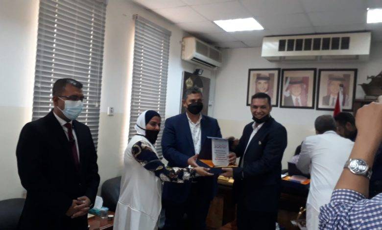 نواب العقبة يثمنون جهود الكوادر الصحية ويكرمون مدير الصحة والكادر الطبي بالمديرية_ صور