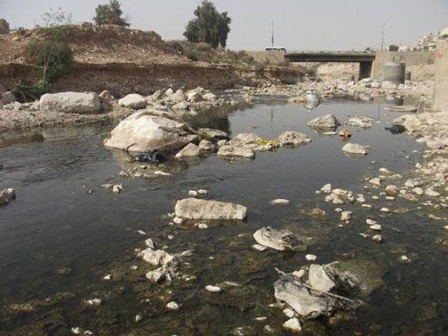 العثور على جثة طفل قرب سيل الزرقاء  صور