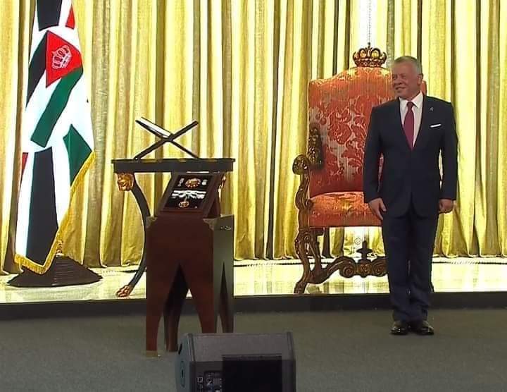 الملك ينعم على عدد من الشخصيات بالأوسمة الملكية .. اسماء