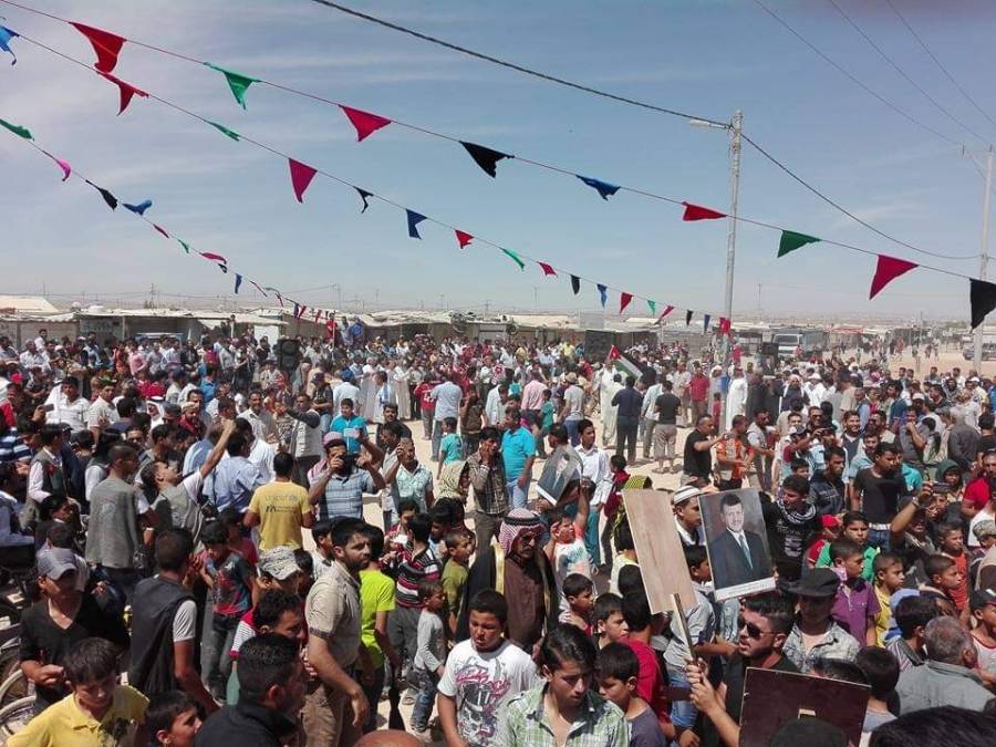 أهالي مخيم الزعتري يهنئون الملك بعيد الاستقلال ...صور