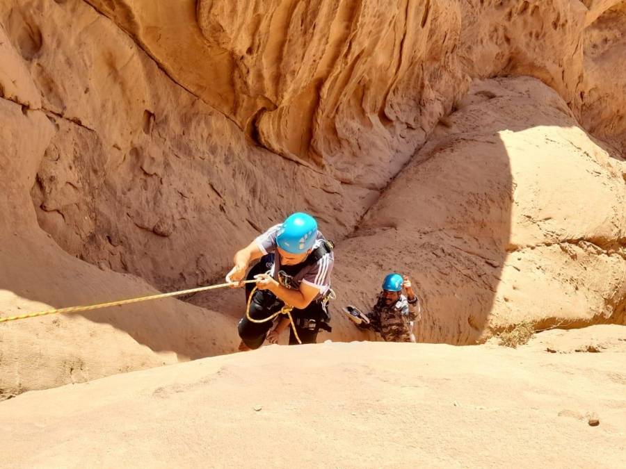 الدفاع المدني ينقذ شخصاً عالقاً على مرتفع جبلي في العقبة