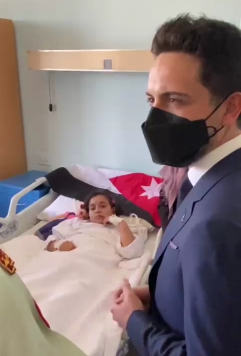 ولي العهد يطمئن على الطفلتين القادمتين من غزة للعلاج في مدينة الحسين الطبية... فيديو