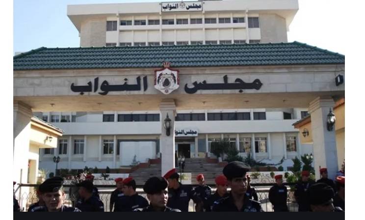 عاجل : تواجد أمني كثيف أمام مجلس النواب تزامناً مع جلسة التصويت على تجميد عضوية النائب العجارمة