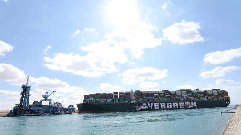 رئيس هيئة قناة السويس يعلن سبب جنوح السفينة