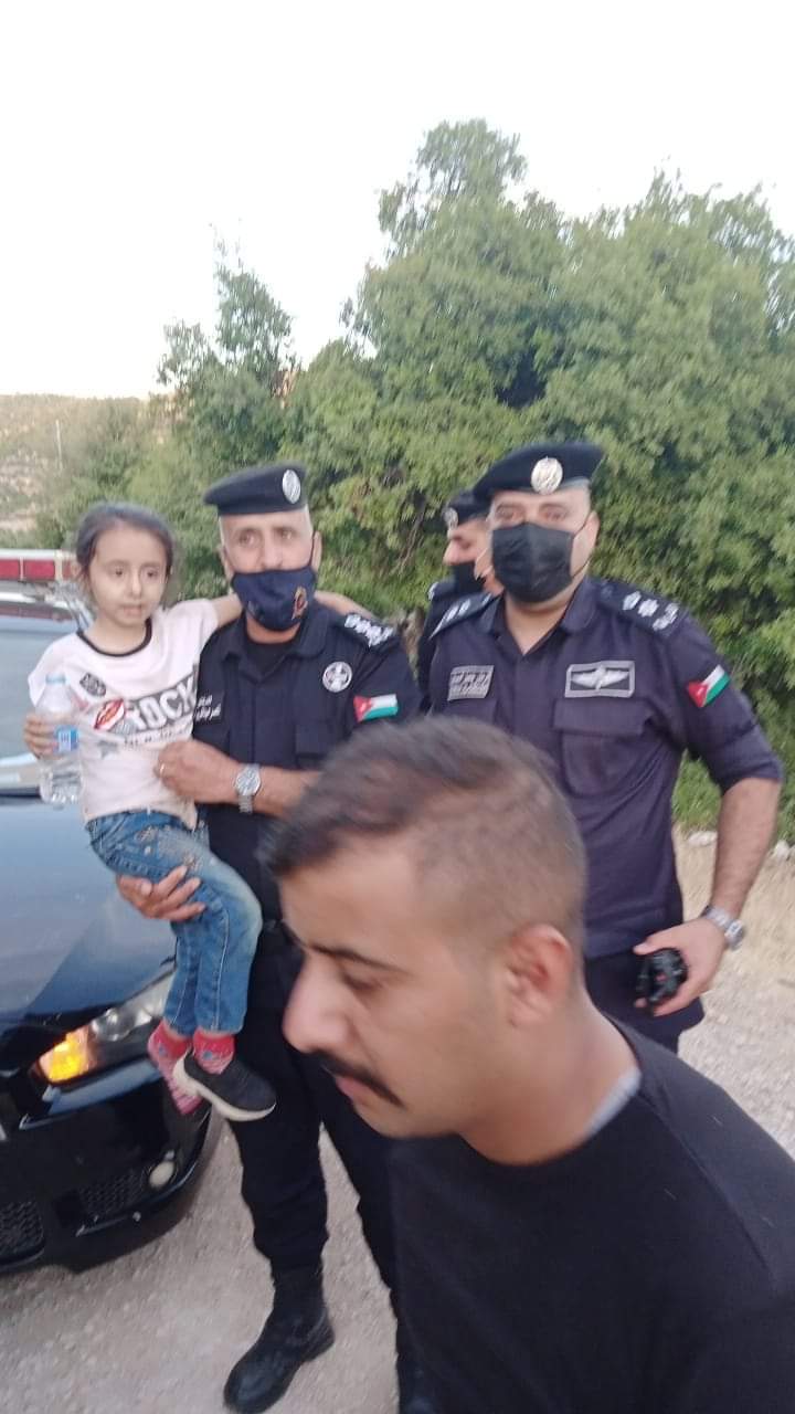 العثور على طفله تائهة  فقدت في احراش جرش