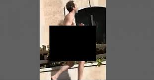 شخص عارٍ يتجول في شوارع العاصمة .. أين الجهات المسؤولة؟