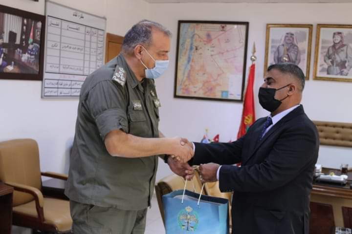 قائد شرطة البادية الملكية يكرم العقيد المتقاعد السرحان