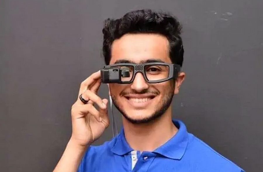 طالب مصري يخترع نظارة تحوّل الصوت للغة إشارة للصم والبكم