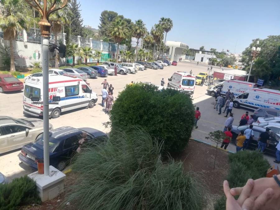 عاجل : بالصور .. استنفار أمني للتعامل مع بلاغ حالات اختناق بمحيط مدينة الحسن الرياضية بإربد