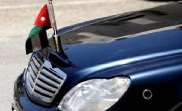 عاجل : رئيس تنفيذي لشركة حكومية يهدي موظفيه المقربين سيارات مملوكة للدولة تحمل نمر بيضاء