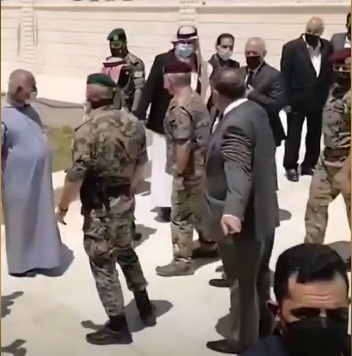 سناريوهات استقالة العجارمة: التصويت بالأغلبية وإلا رفضها