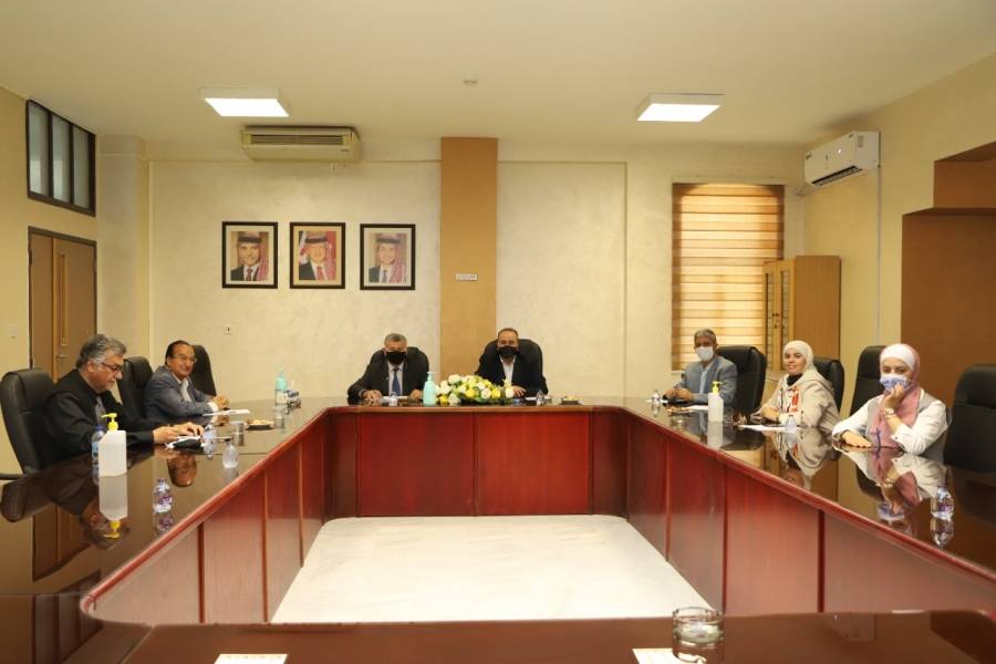 النائب الحمود يطلع على الدراسات الشمولية للمناطق المحاذية لشارع القدس عربية التي نفذتها كوادر جامعة البلقاء التطبيقية