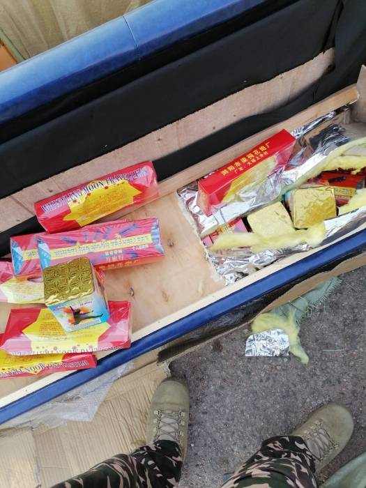 ضبط كميات كبيرة من الالعاب النارية المهربة بالعقبة (صور)