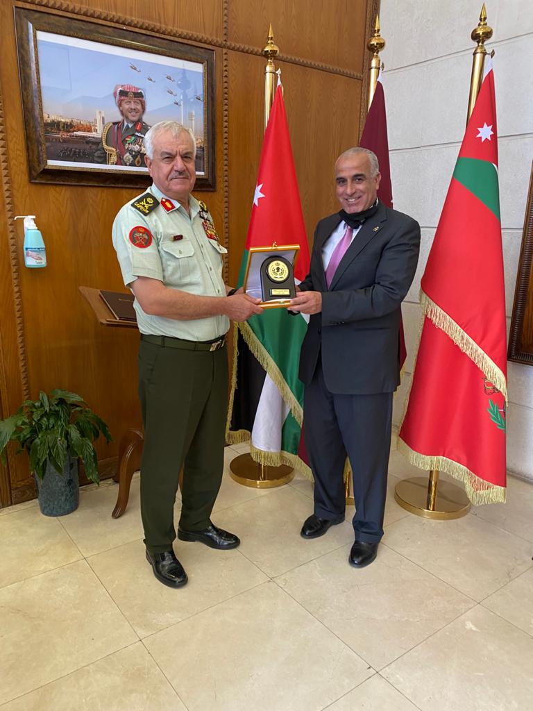 رئيس هيئة الأركان المشتركة يلتقي رئيس جامعة الحسين بن طلال.