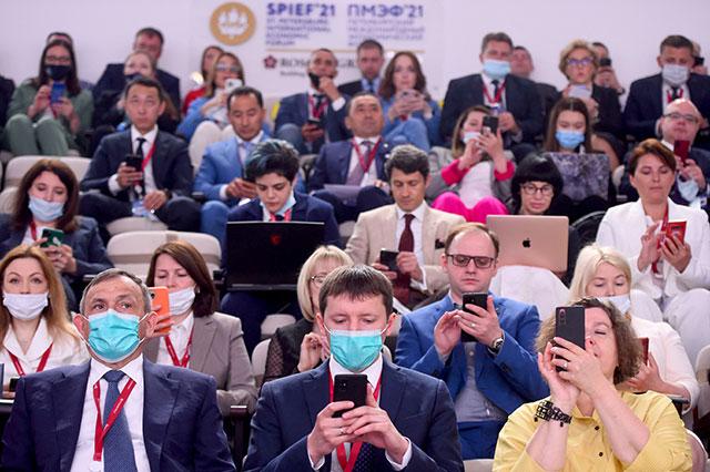 Russia gathers thousands for economic forum despite pandemic