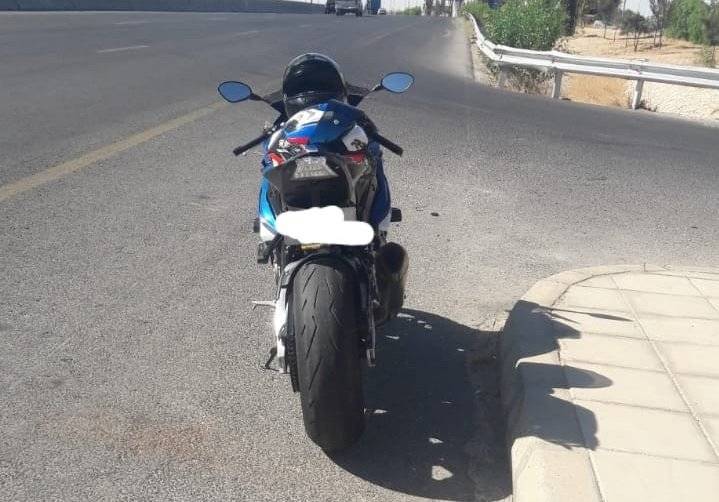 ضبط دراجة نارية وسائقها بعد استعراض متهور على طريق المطار بسرعة 191 كم